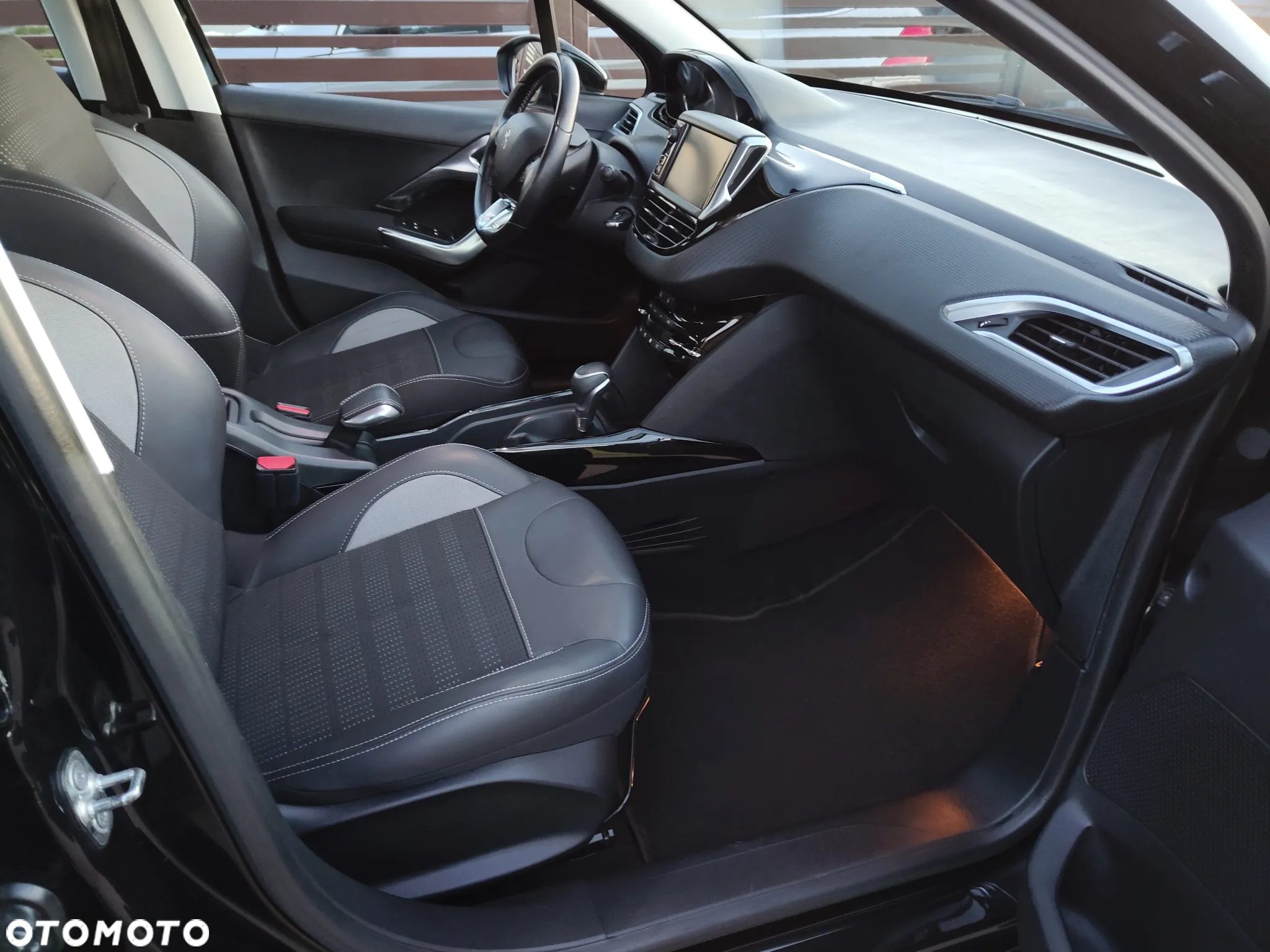 Peugeot 2008 1.2 Pure Tech Allure S&S EAT6 - 8