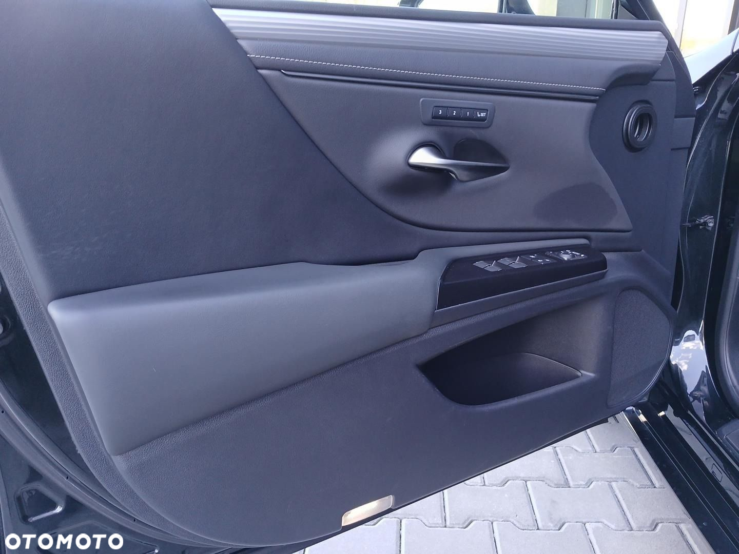 Lexus ES 300h F Sport Edition - 22