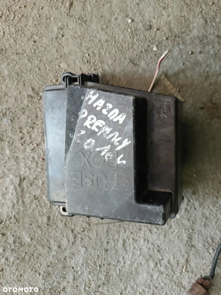 SKRZYNKA BEZPIECZNIKÓW MAZDA PREMACY 2.0 B 2001R - 1