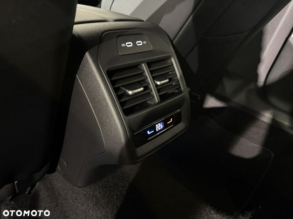 Volkswagen Passat Variant 2.0 TDI SCR DSG Business - 31