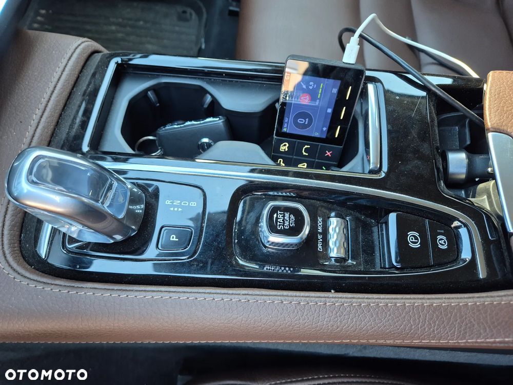 Volvo V90 T8 AWD Plug-In Hybrid Momentum - 1