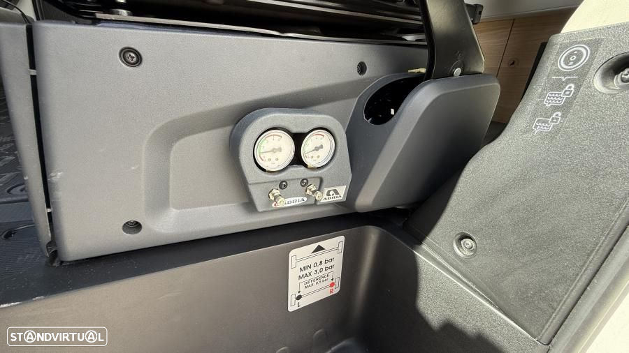 Adria Matrix 670 SC cama central e basculante - 10