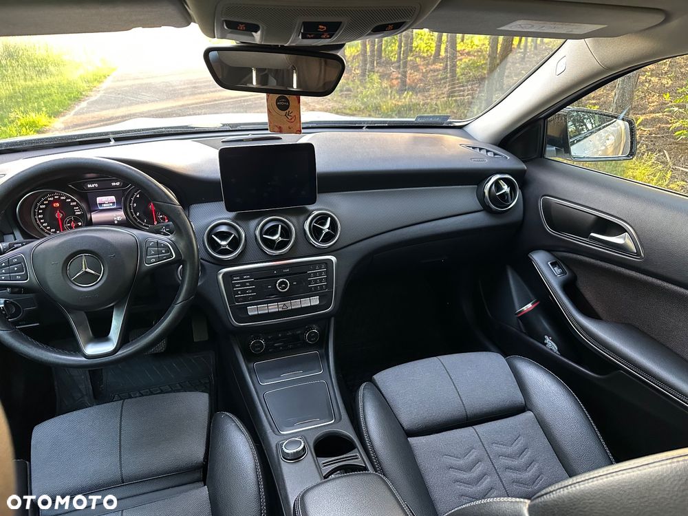 Mercedes-Benz GLA 180 7G-DCT Urban - 23