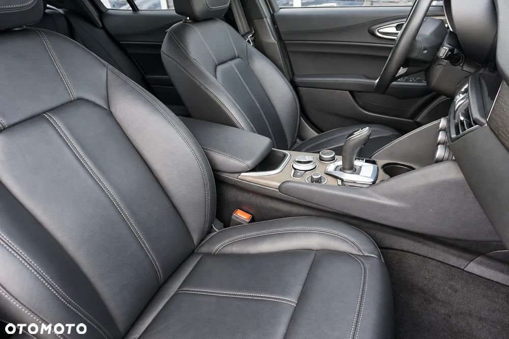 Alfa Romeo Giulia 2.0 Turbo 16V AT8-Q4 Ti - 37