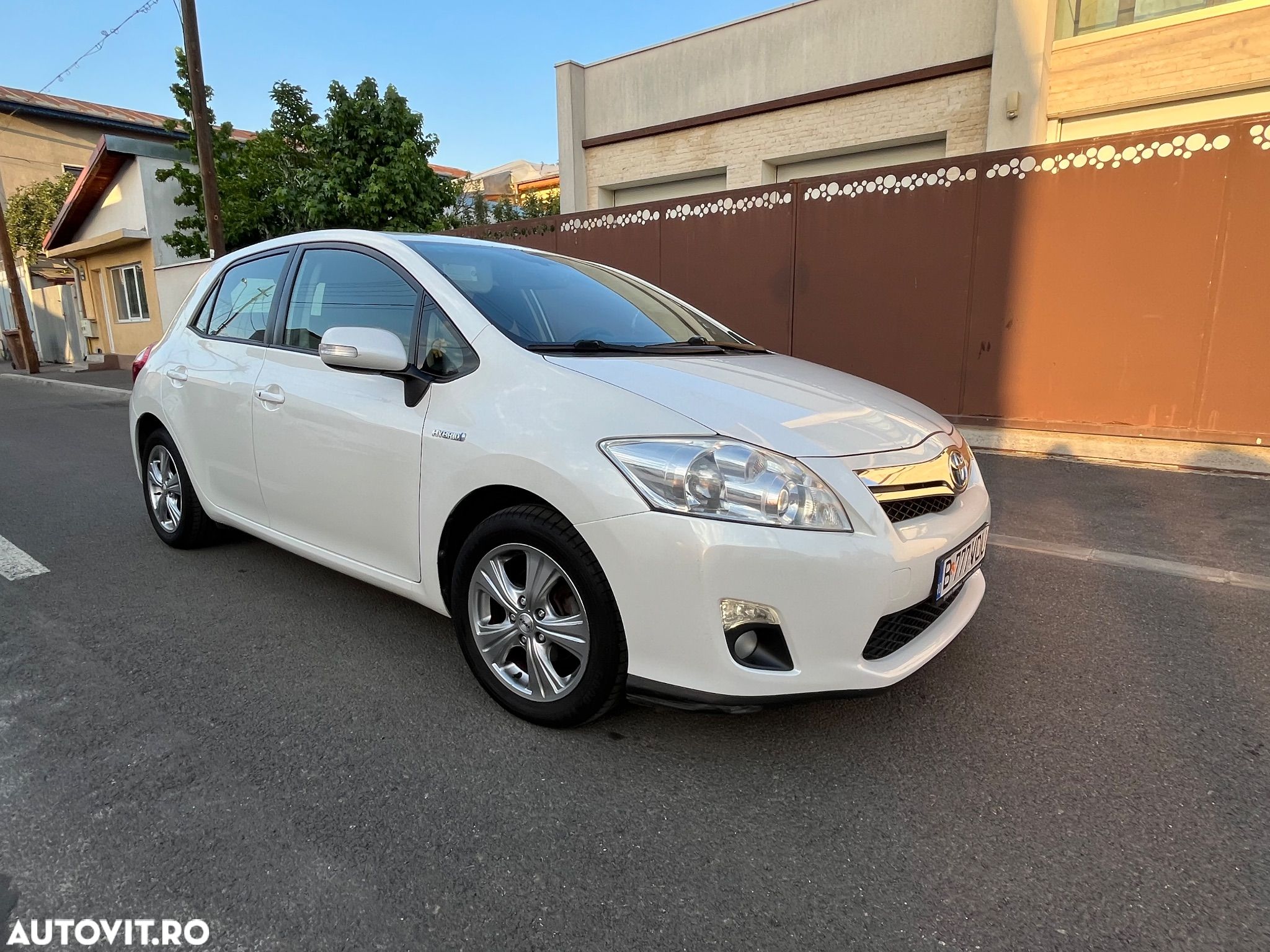Toyota Auris 1.8 L VVT-i HSD Sol - 1