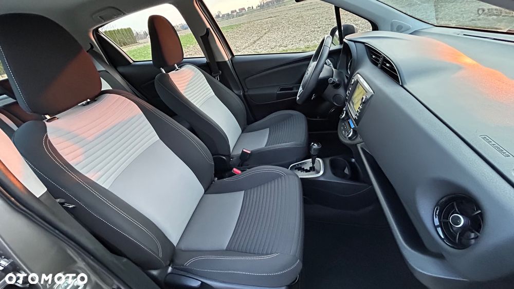 Toyota Yaris Hybrid 100 Business Edition - 31