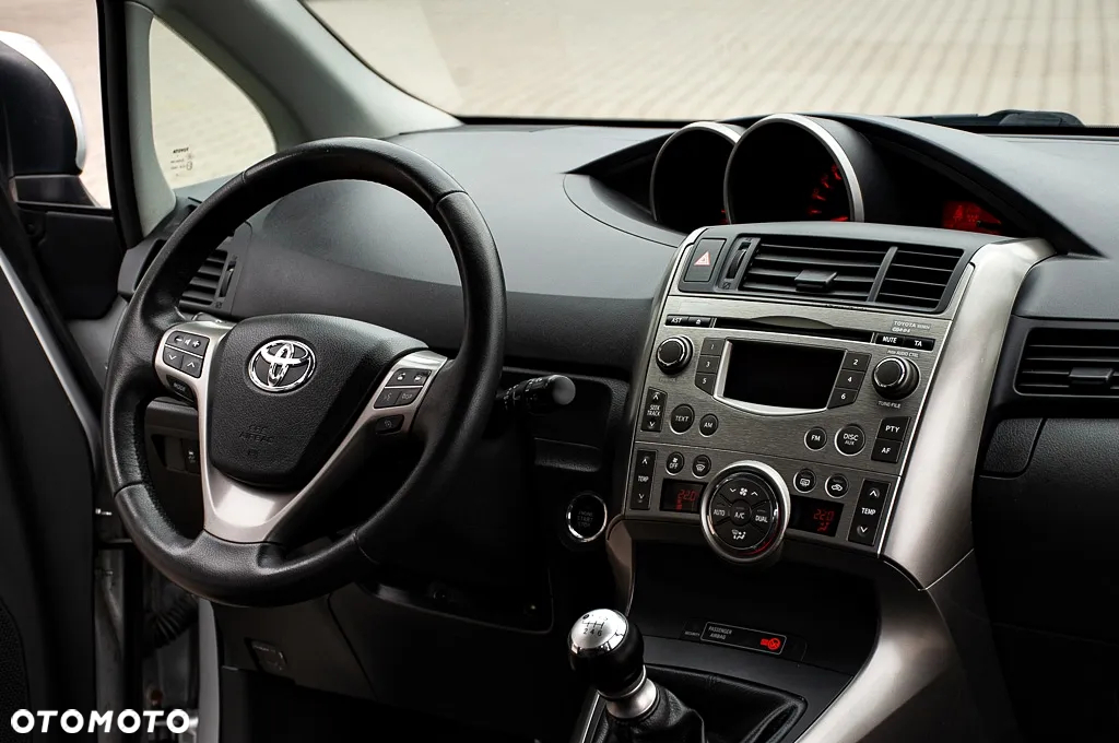 Toyota Verso 1.8 Premium 7os - 23