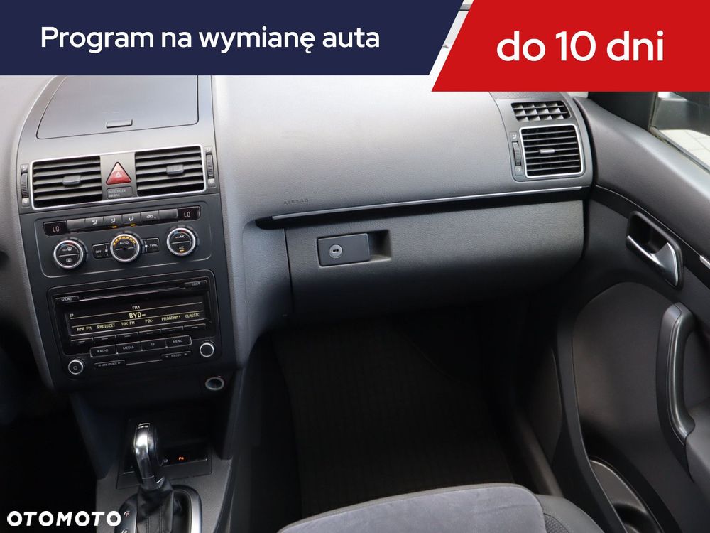 Volkswagen Touran - 10
