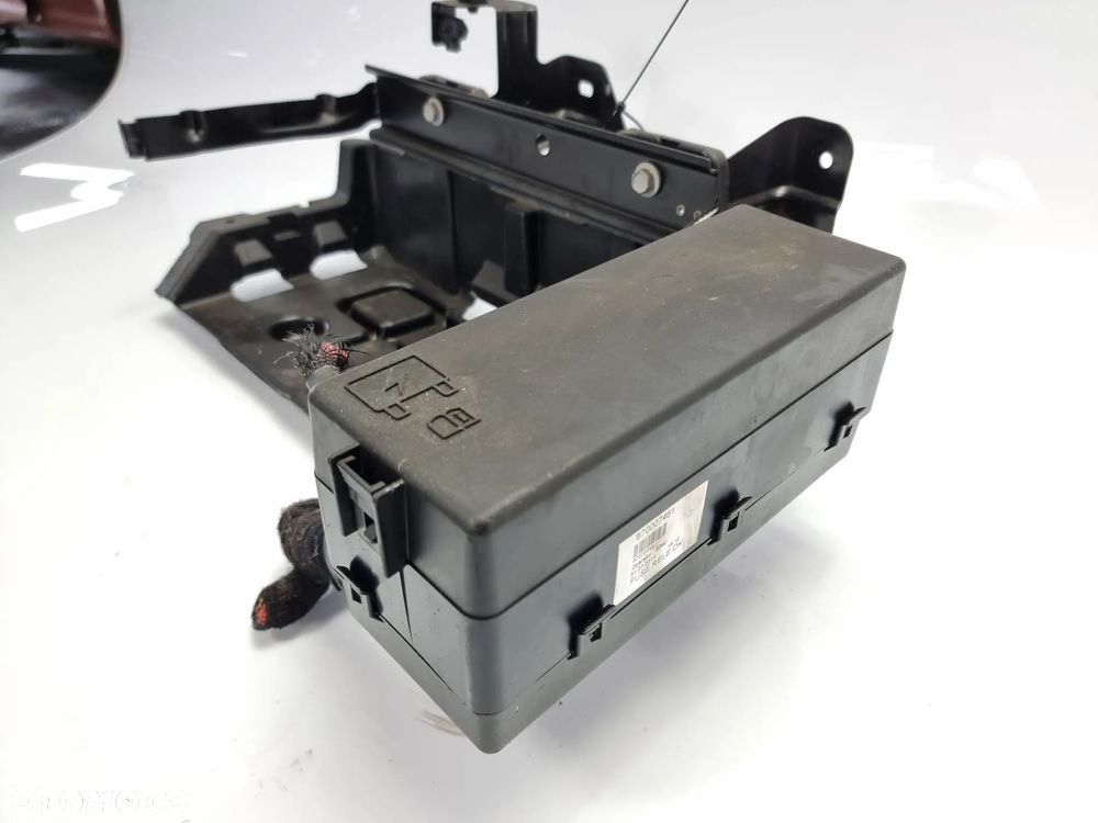 05112061AK Maserati Ghibli 2999 TDI 2014 sedan biały Półka akumulatora - 3