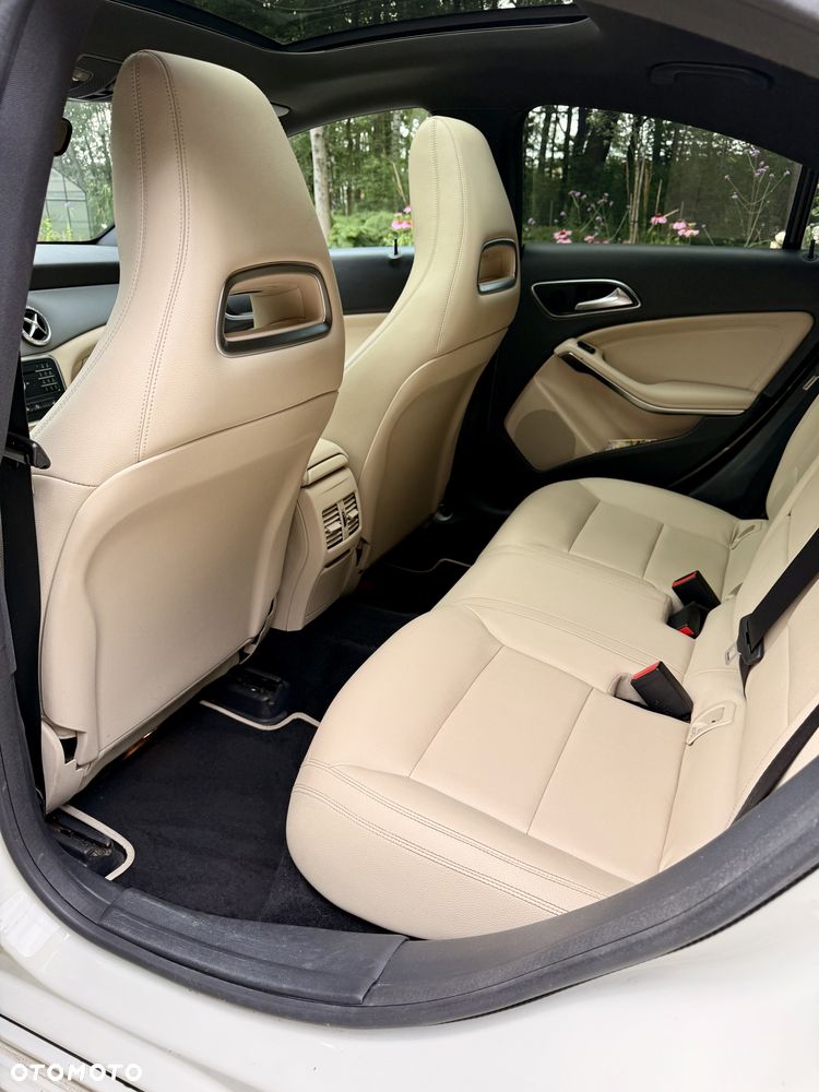 Mercedes-Benz CLA 250 7G-DCT Urban - 9