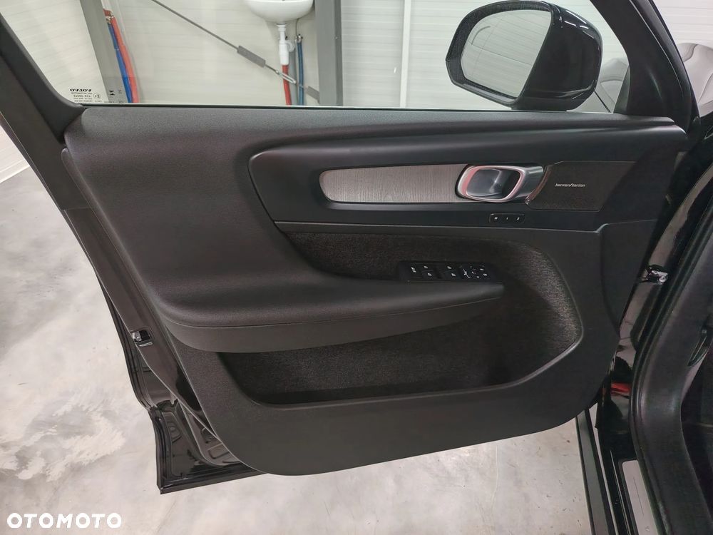 Volvo XC 40 B3 Plus Dark - 20