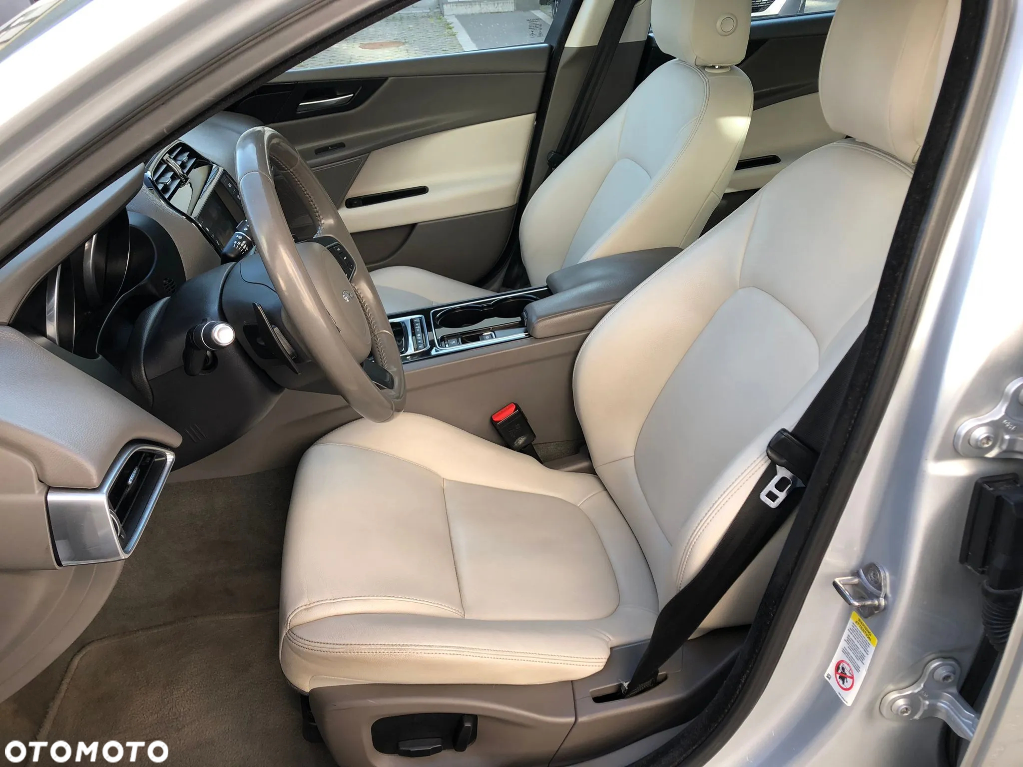 Jaguar XE - 2