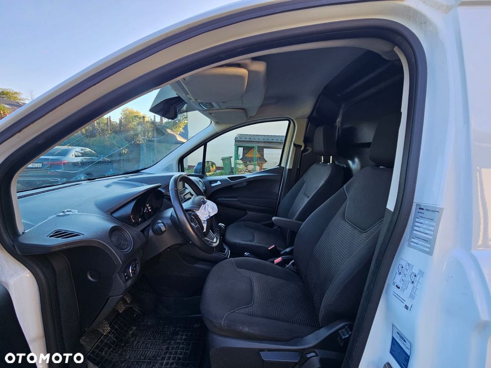 Ford Transit Courier - 19