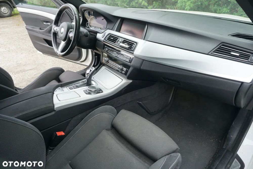 BMW Seria 5 525d xDrive - 16