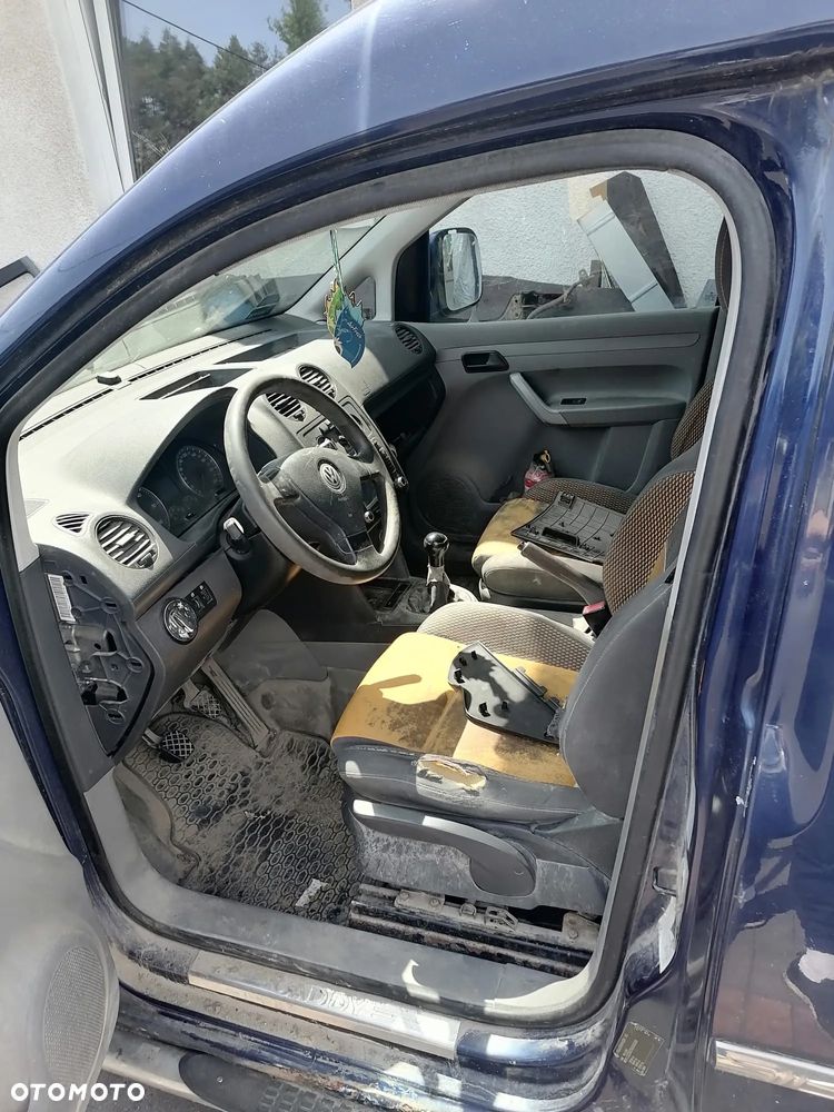 Volkswagen Caddy III (03-10r.) 1.9D 104KM. Silnik BJB Skrzynia GQR lakier LD5Q  D5Q.Cały na części.GWARANCJA !!! Przód Tył Zestaw Komplet Drzwi Klapa Zderzak Błotnik Maska Grill Atrapa Szyba Pas Lampa Lusterko Boczki Fotel Kanapa Kokpit Deska Rozdzielcza Przełącznik Włącznik Sterownik Przewody Wiązka Instalacja Moduł Komputer Czujnik Listwa Pompa Alternator Wtryski Głowica Rozrusznik Kompresor Sprzęgło Dwumas Silnik Skrzynia ABS Klimatyzacji Paliwa Wspomagania Kolektor Turbina Przepustnica Zawór Chłodnica Koło Hak Belka Sanki Zawieszenie Mcpherson Półoś Amortyzator Wydech Tłumik Zacisk Most - 8