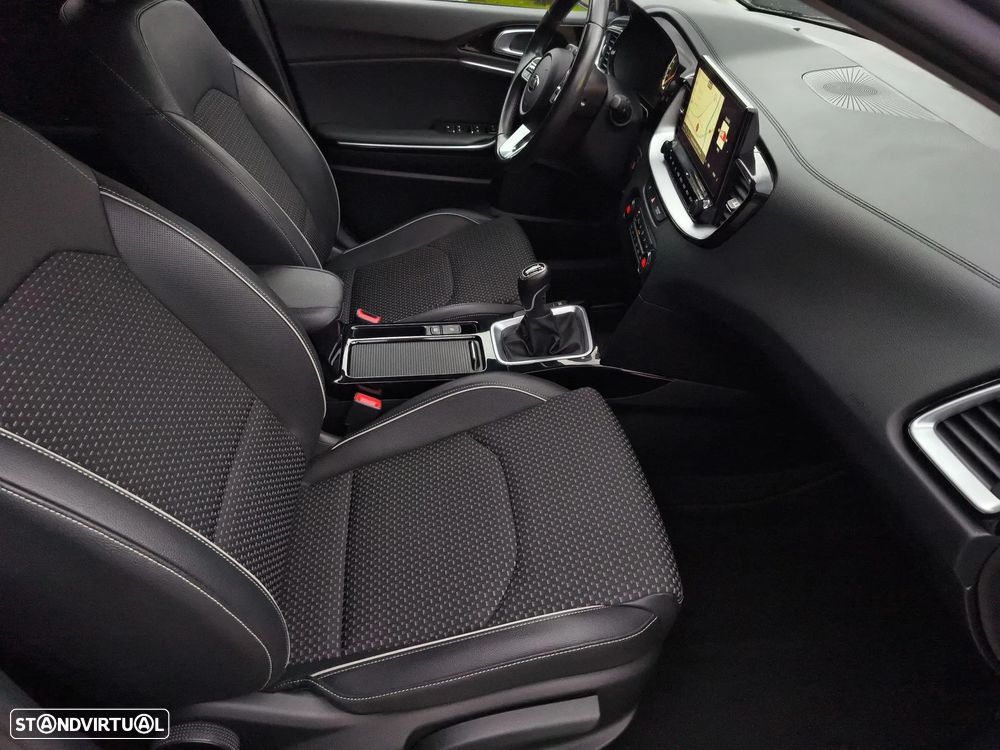 Kia XCeed 1.6 CRDi MHEV Tech - 17