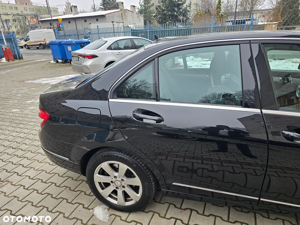 Mercedes-Benz Klasa C 180 CGI BlueEFFICIENCY Avantgarde - 9