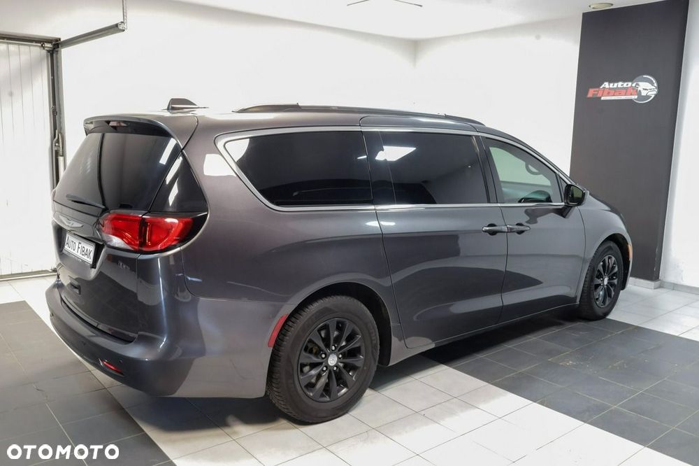 Chrysler Pacifica - 4