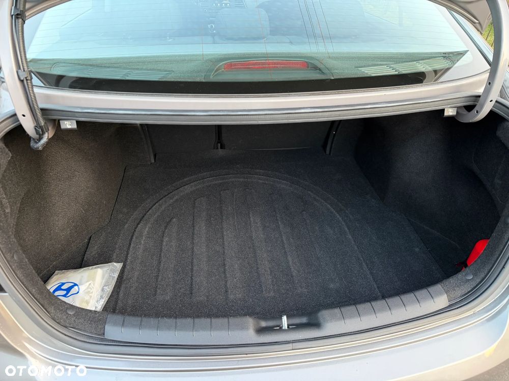 Hyundai Elantra 1.6 Comfort - 36