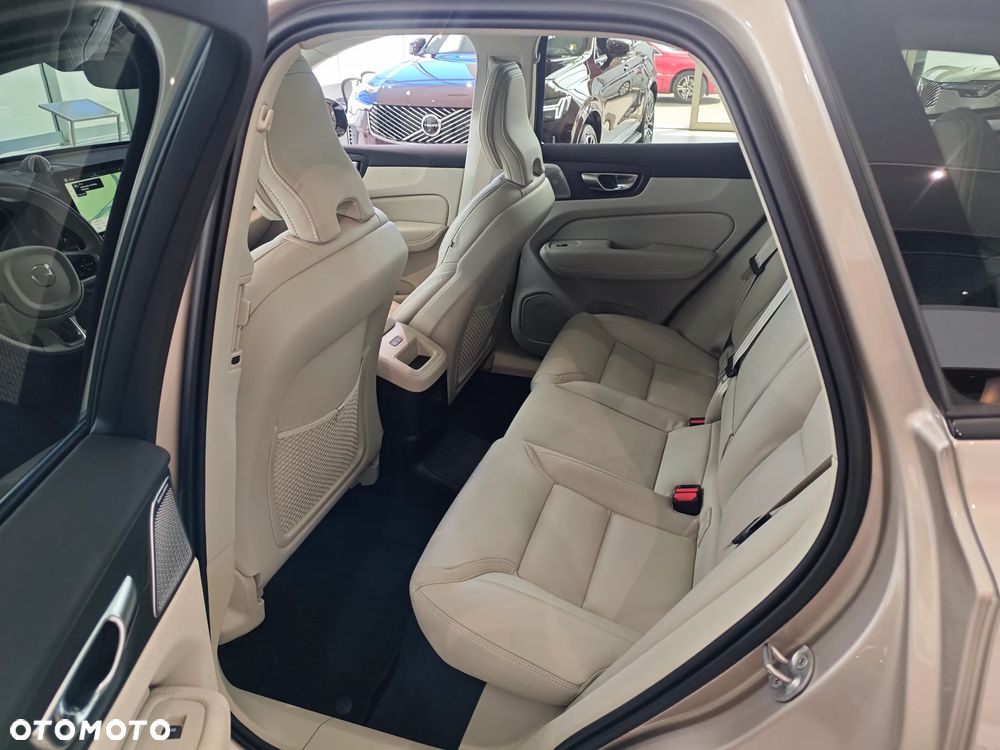 Volvo XC 60 T6 Plug-In Hybrid AWD Ultra Dark - 8