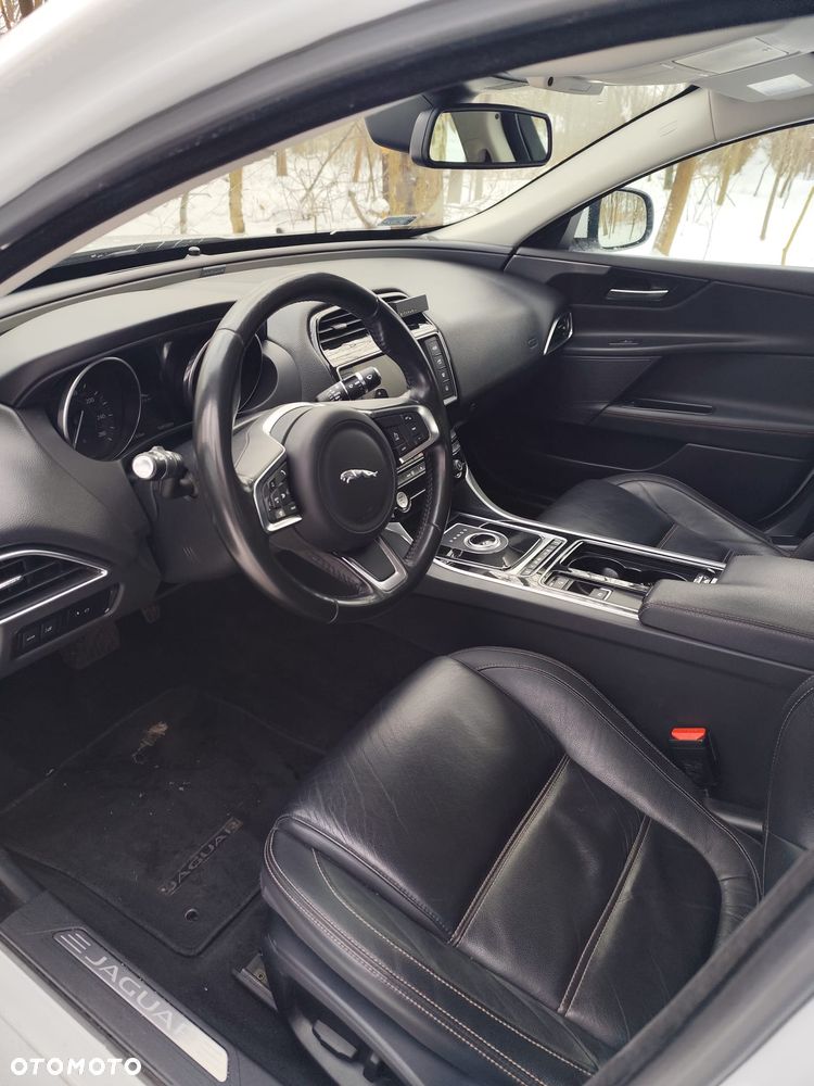 Jaguar XE 2.0 D Prestige - 8