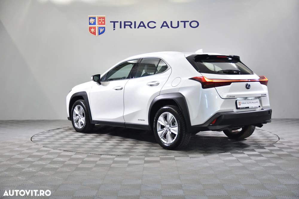 Lexus UX - 4