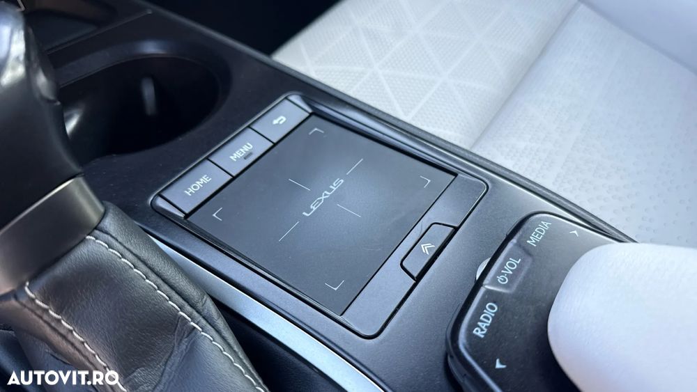 Lexus UX 250h FWD Executive - 32