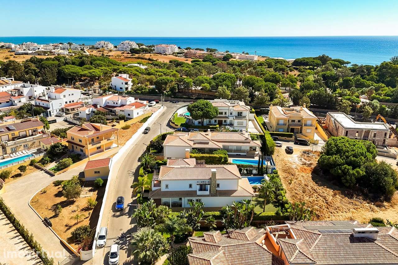 Elegante Moradia V4 na Balaia, a pé da praia - Grande imagem: 2/46