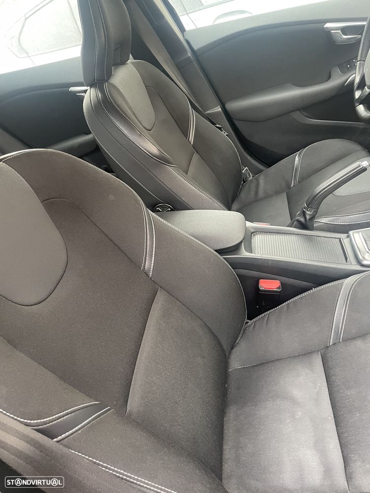 Volvo V40 2.0 D2 Momentum Geartronic - 4