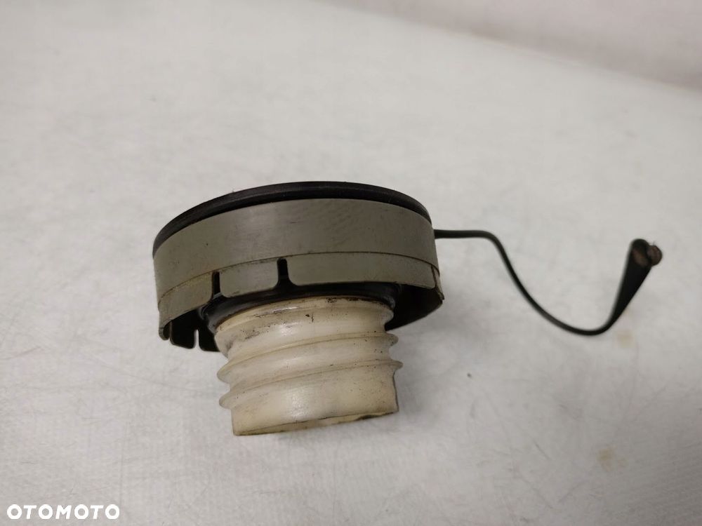 korek paliwa diesel toyota avensis 2 - 5