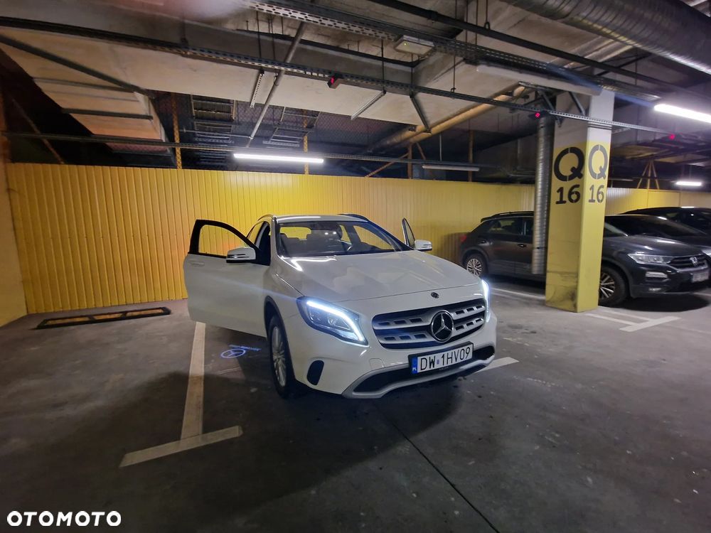 Mercedes-Benz GLA 180 7G-DCT - 10