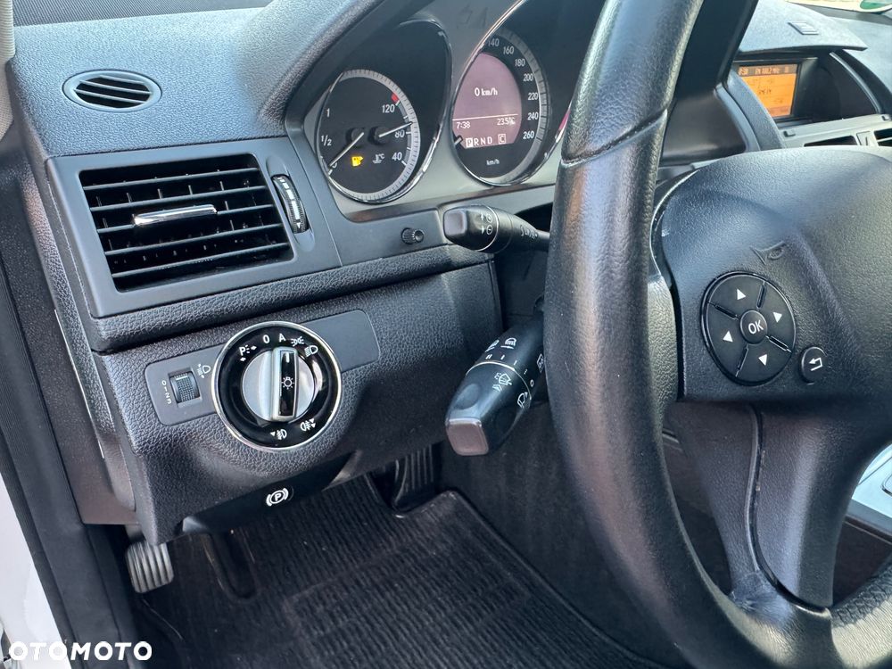 Mercedes-Benz Klasa C 180 CGI Automatik BlueEFFICIENCY Avantgarde - 39