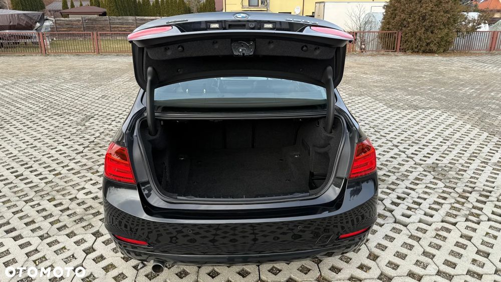 BMW Seria 3 320d xDrive - 13