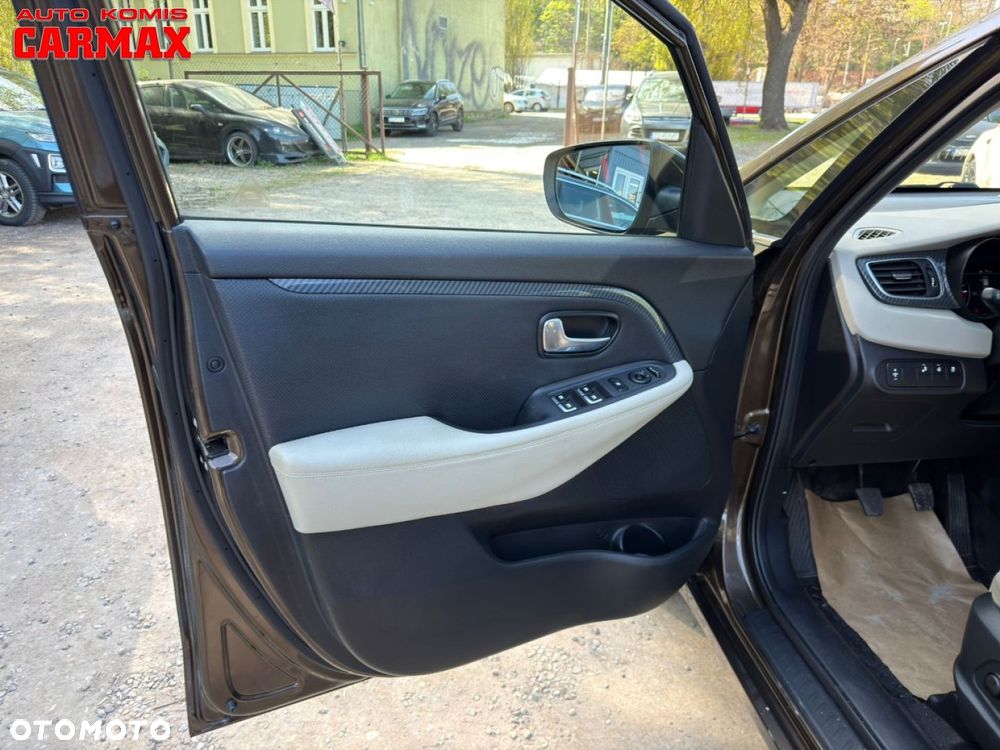 Kia Carens - 11