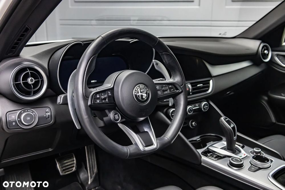 Alfa Romeo Giulia 2.0 Turbo 16V AT8-Q4 Veloce - 8
