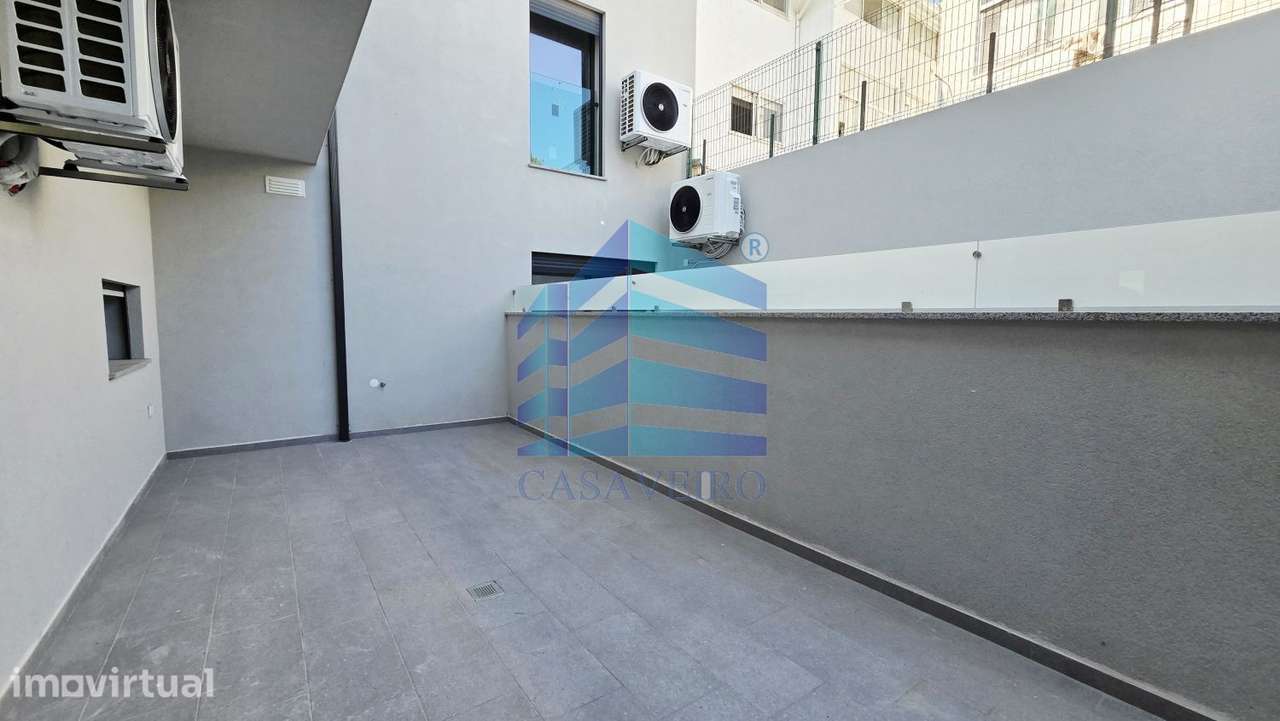 Apartamento T2  com Terraço no centro de Esgueira - Vista 2