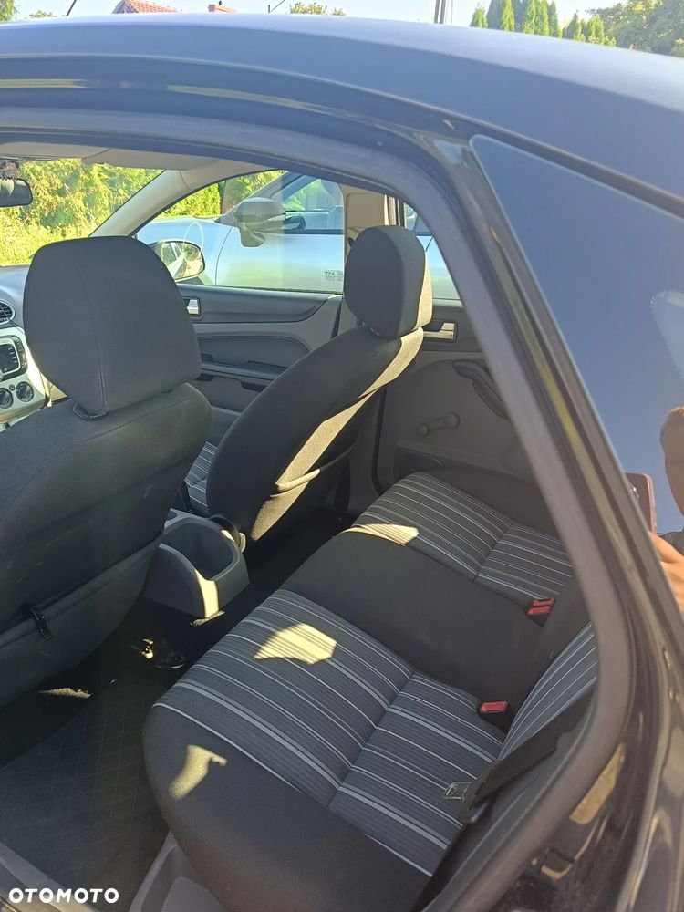 Ford Focus 1.6 Ambiente - 16