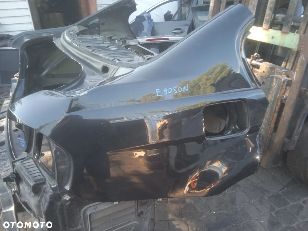 PAS TYLNY BMW 3 E90 SEDAN Z OKULARAMI CIĘTY NA BŁOTNIKACH Z WANNĄ - 6