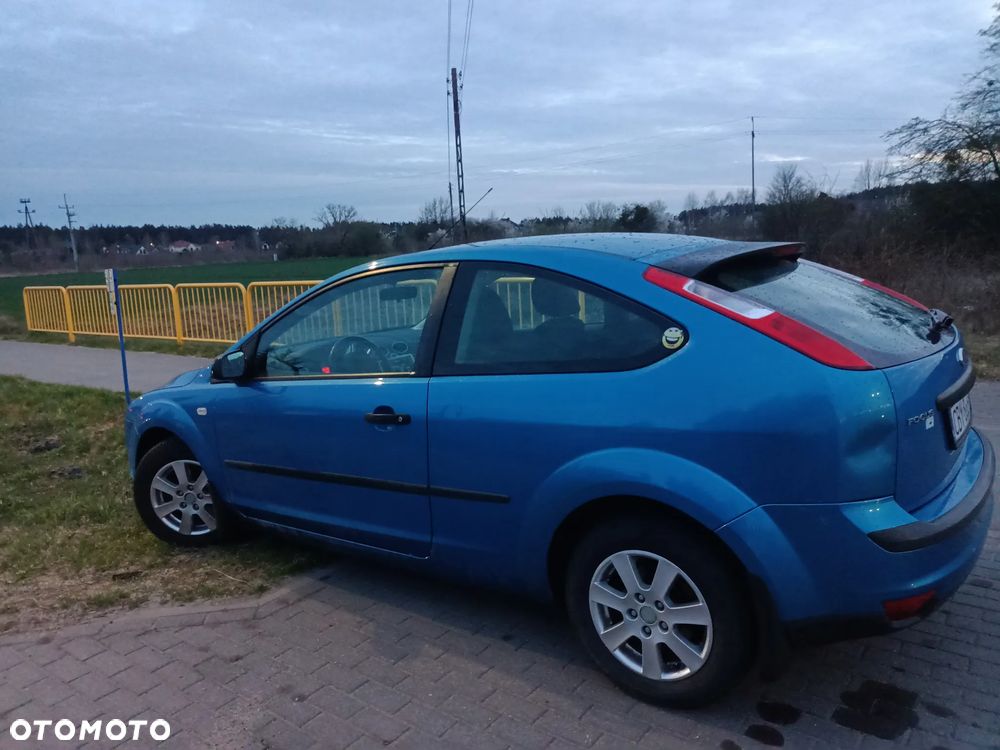 Ford Focus 1.6 16V Ambiente - 2