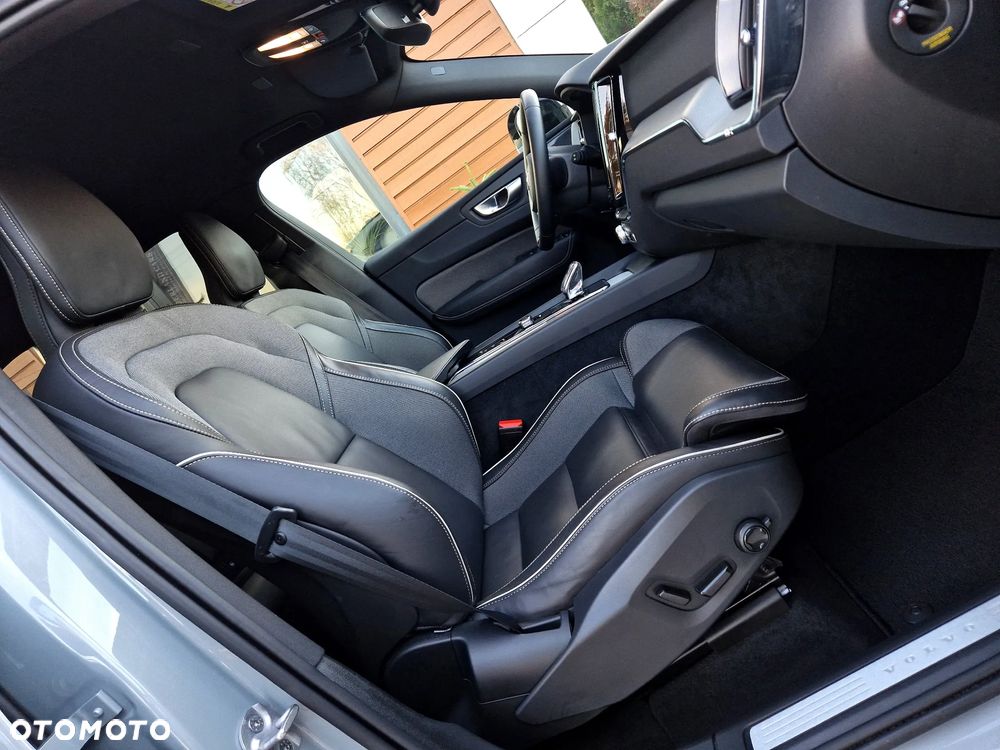 Volvo XC 60 B4 D AWD Plus Dark - 10