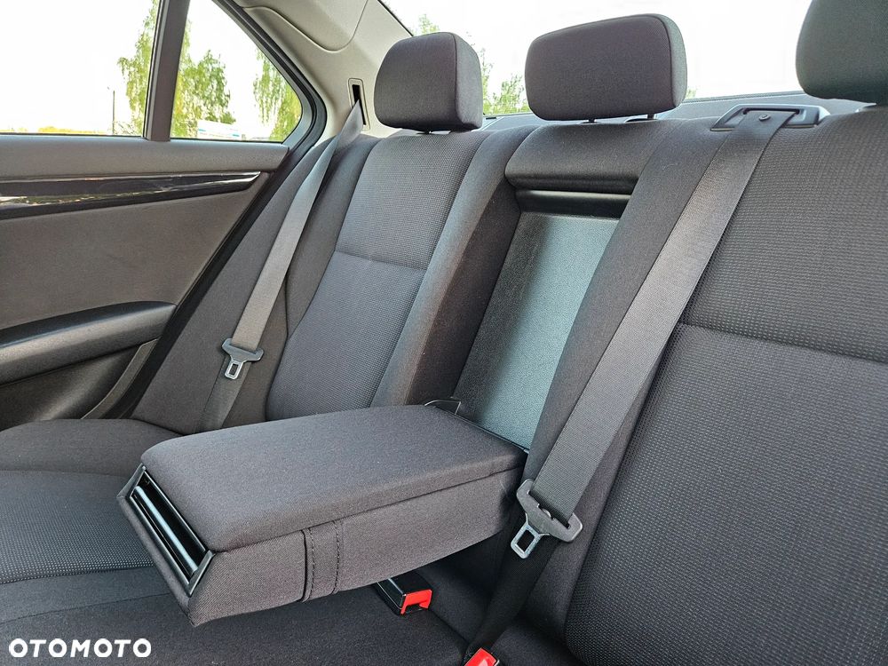 Mercedes-Benz Klasa C 200 CGI BlueEFFICIENCY Elegance - 29