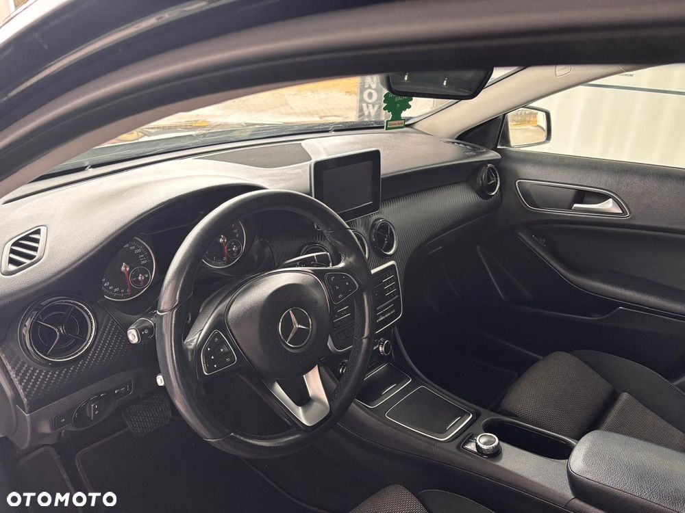 Mercedes-Benz GLA 180 7G-DCT - 6
