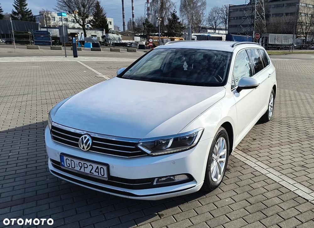 Volkswagen Passat - 1