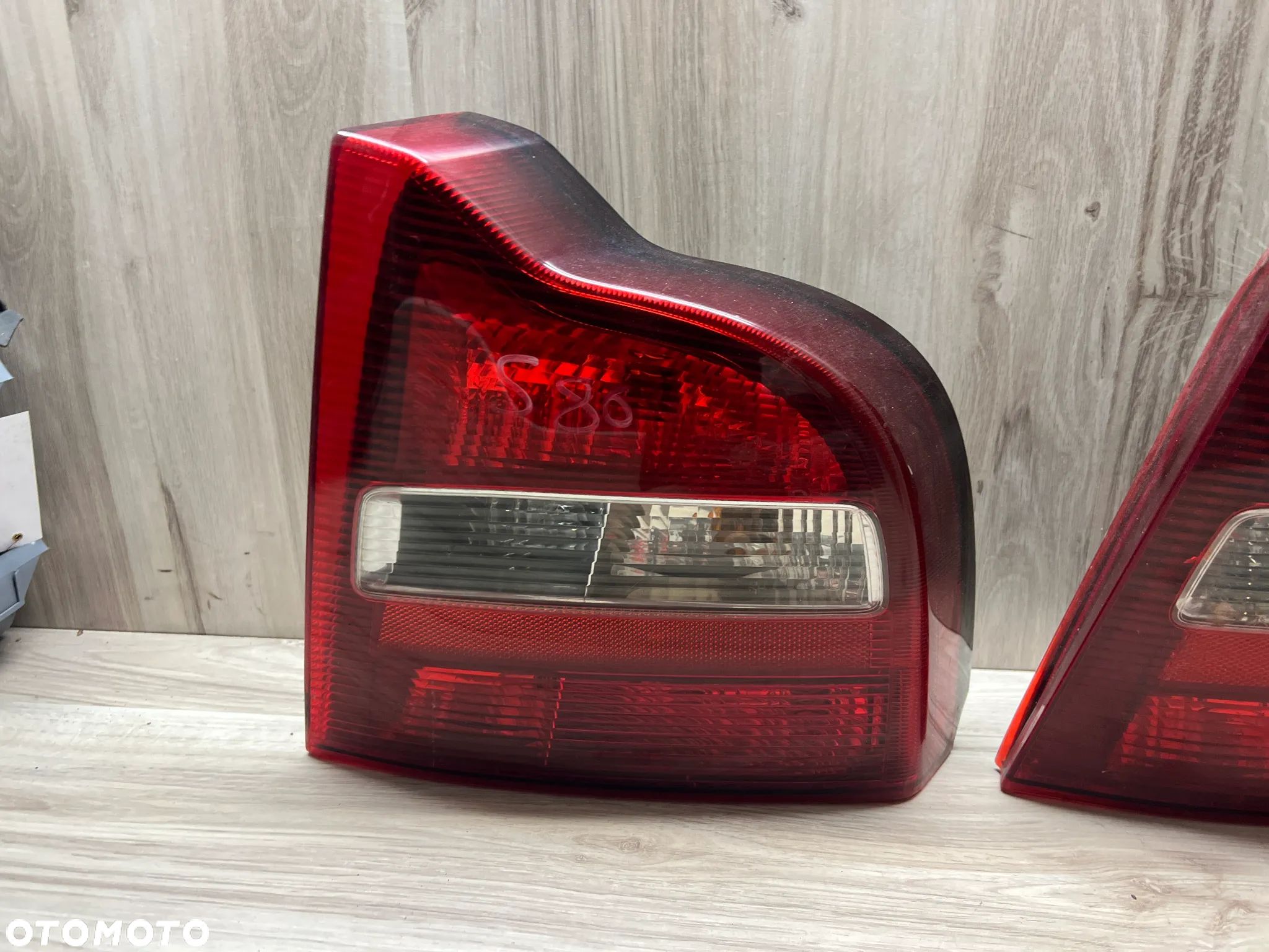 LAMPA TYLNA PRAWA VOLVO S80 - 1