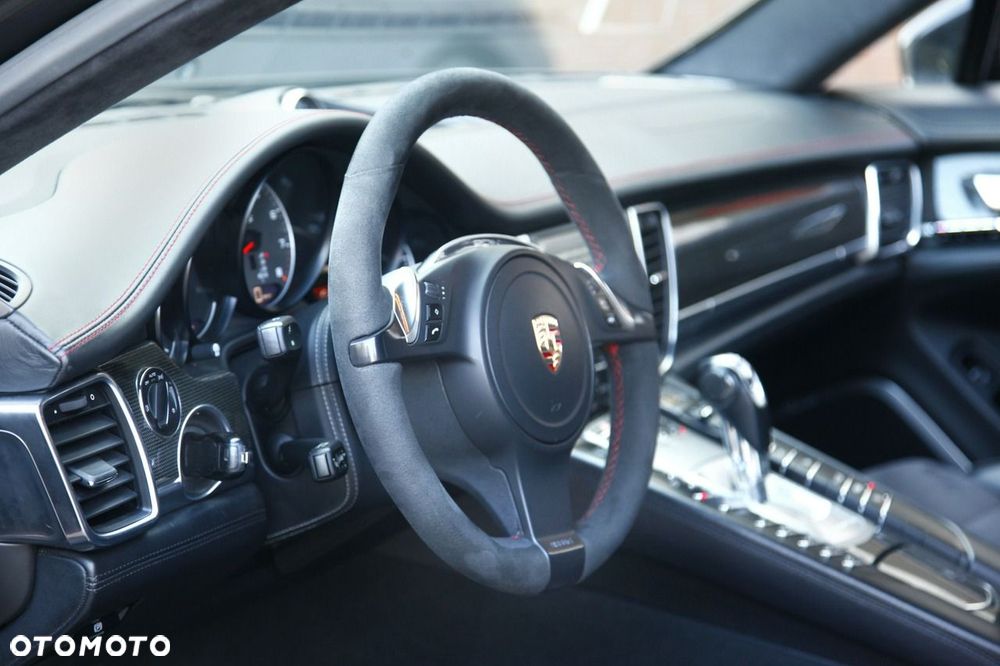 Porsche Panamera GTS PDK - 17