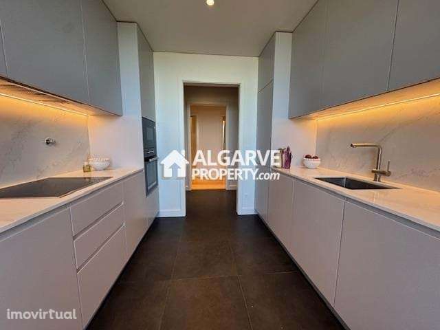 Luxuoso apartamento T2 novo em frente à Praia de Quarteira, Algarve - Grande imagem: 4/32