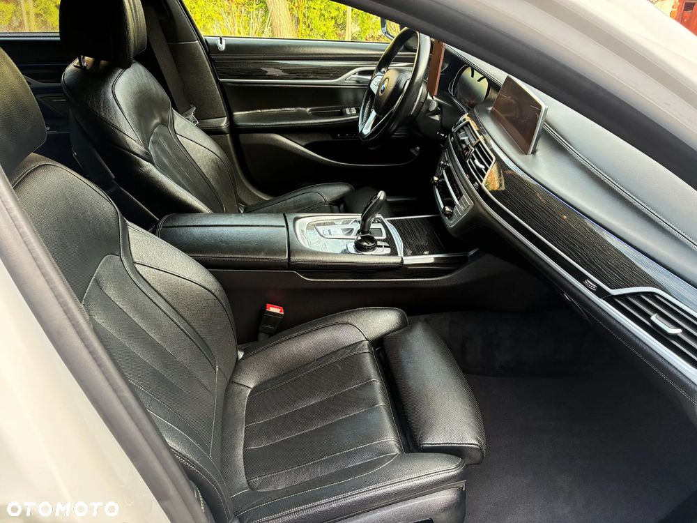BMW Seria 7 740Li - 33