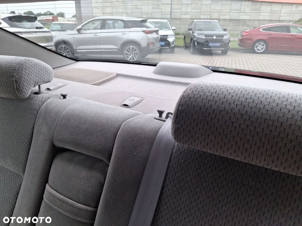 Toyota Camry 2.4 XLE - 35