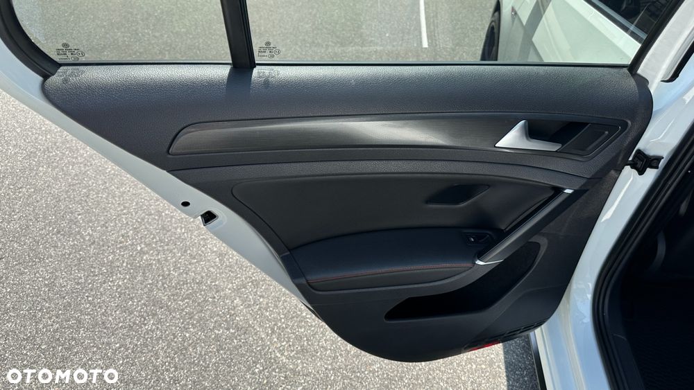 Volkswagen Golf - 22