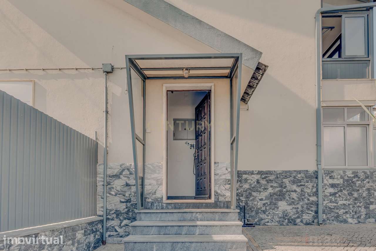 T2+2 Renovado com Sótão, Espaço Exterior e Garagem — Centro de Tires - Grande imagem: 2/26
